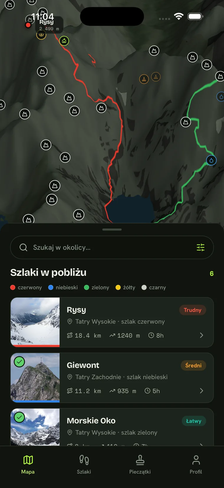 Ekran mapy w aplikacji Wędruj: znakowane szlaki w Tatrach z listą tras w pobliżu.